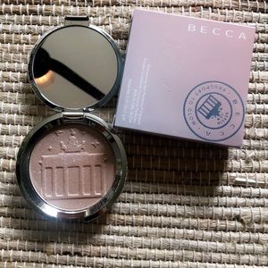 Becca Berlin Girl Glow Highlighting Powder